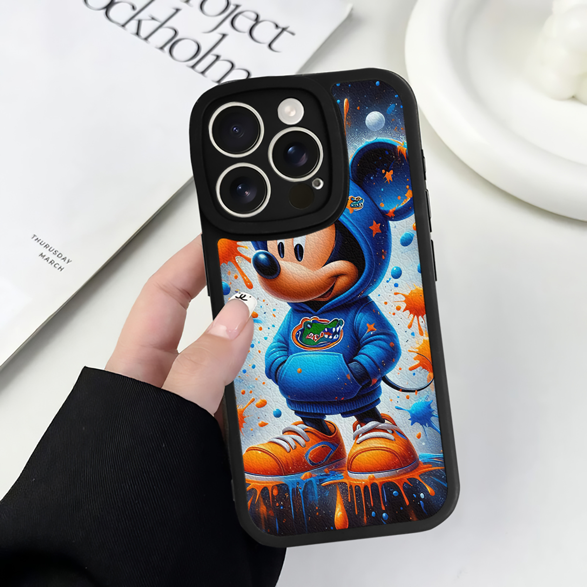 （画像用） ミッキーマウス Mickey Mouse 【iPhone 16シリーズ対応】シリコンスマホケース（レザー調） 材質：シリコン